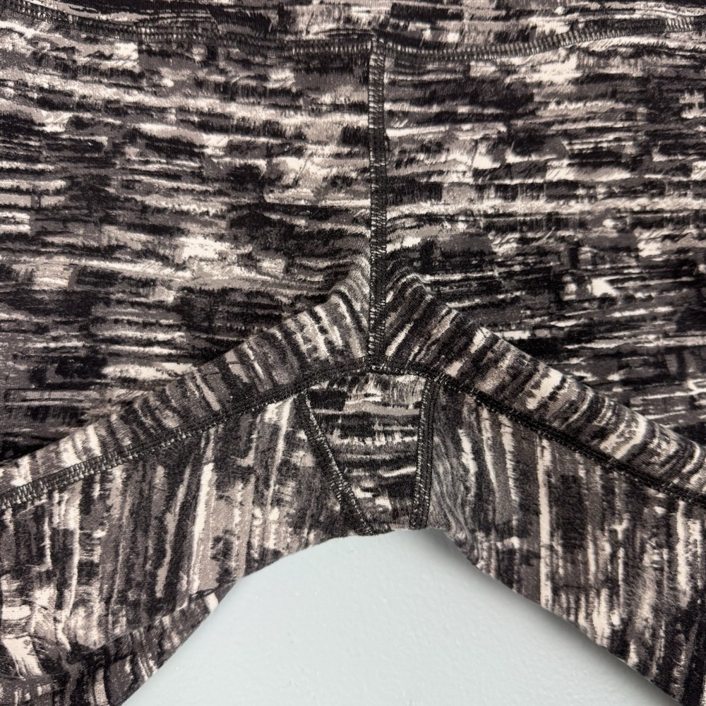 Athleta Chaturanga Jammer 9" Biker Shorts‎ Women's Medium Black Gray Geometric - Picture 5 of 5